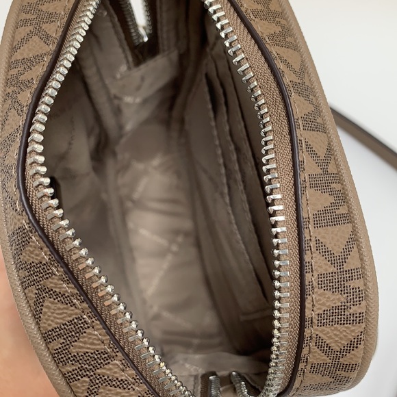 MICHAEL KORS
Jet Set Travel Medium Signature Logo Crossbody Bag
COLOR DUSK - Picture 14 of 16